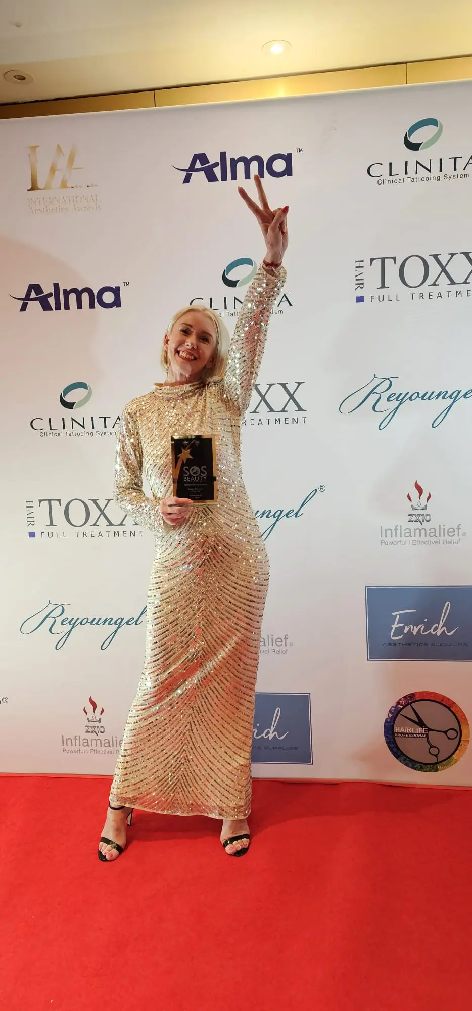 Anna na czerwonym dywanie z nagrodą SOS Beauty Awards