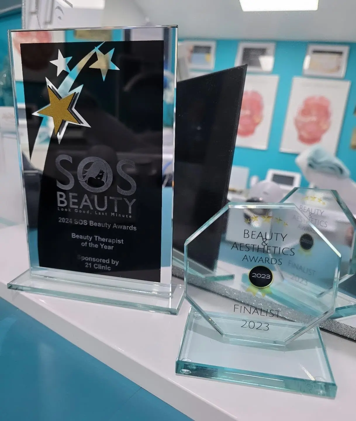 Trofea i statuetki w gabinecie